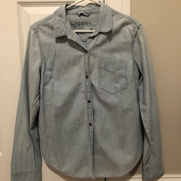 GAP Tops - Small GAP Button Down